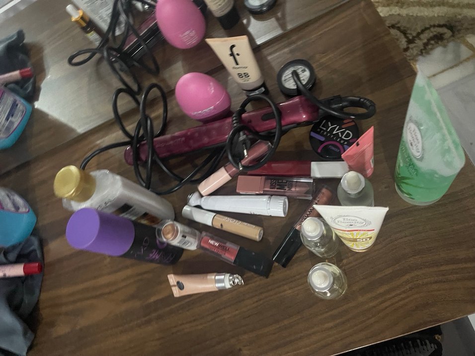 Yarısı dolu kozmetik ürünleri - Görsel 2