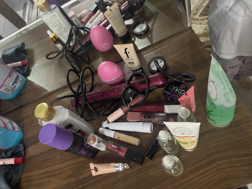 Yarısı dolu kozmetik ürünleri - Görsel 5