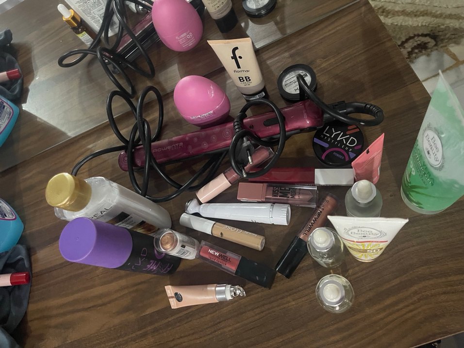 Yarısı dolu kozmetik ürünleri - Görsel 3