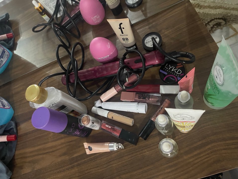 Yarısı dolu kozmetik ürünleri - Görsel 4