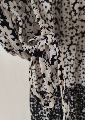 Uzun Kollu Fırfırlı Beyaz Desenli Uzun Elbise - Görsel 3