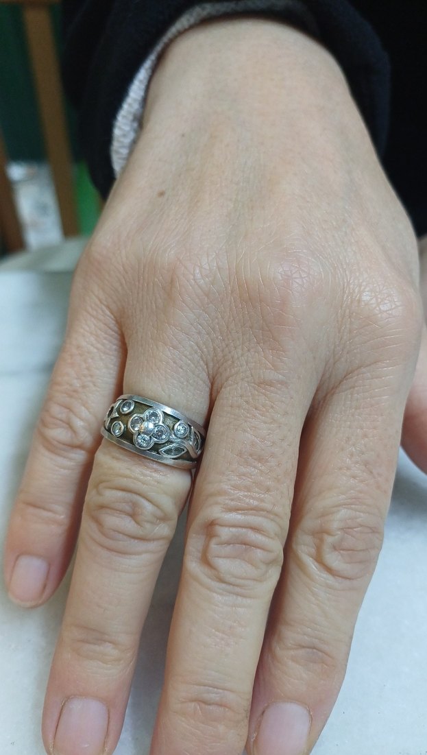 Gri Parlak Yılan Desenli Kadın Yüzük - Görsel 2