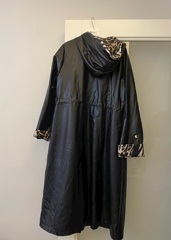 Kapüşonlu Siyah Deri Leopar Desenli Uzun Yağmurluk - Görsel 2