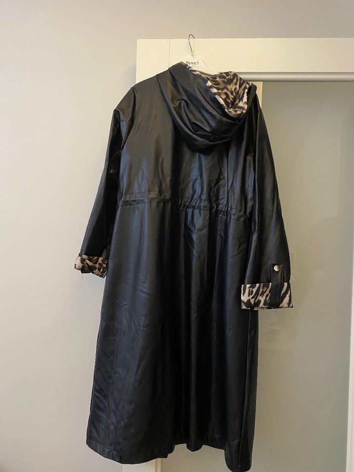 Kapüşonlu Siyah Deri Leopar Desenli Uzun Yağmurluk - Görsel 2