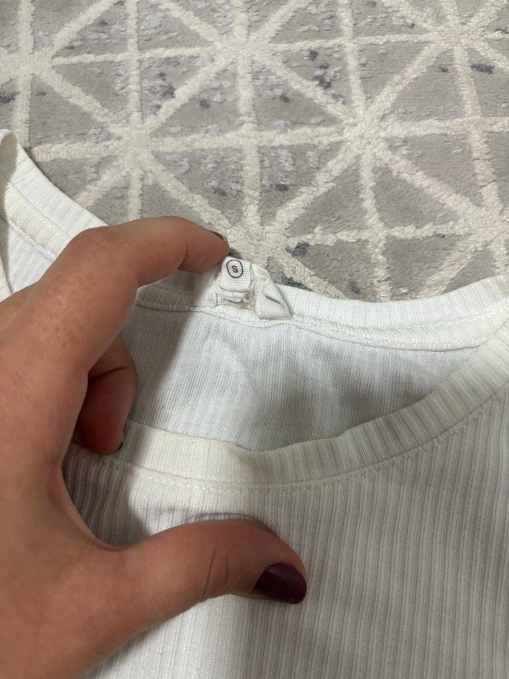 Kadın beyaz crop model kısa kollu tişört - Görsel 3