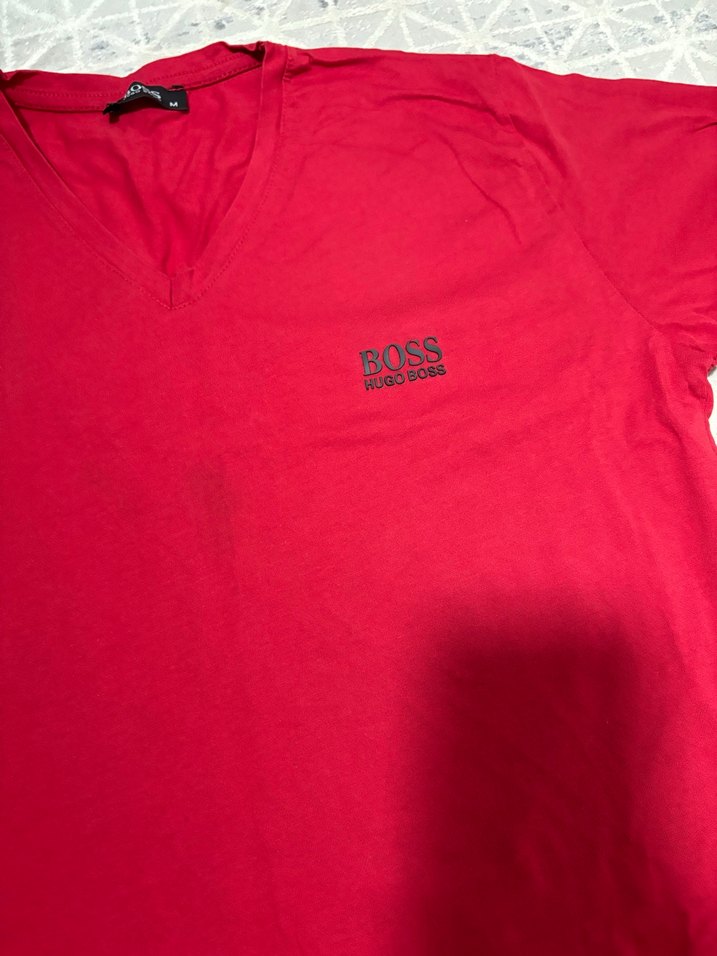 Kırmızı V Yakalı Erkek Tişört - Görsel 3