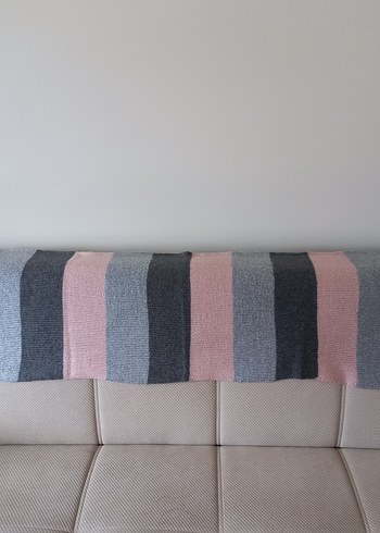 Gri ve Pembe Çizgili Triko Battaniye - Görsel 3