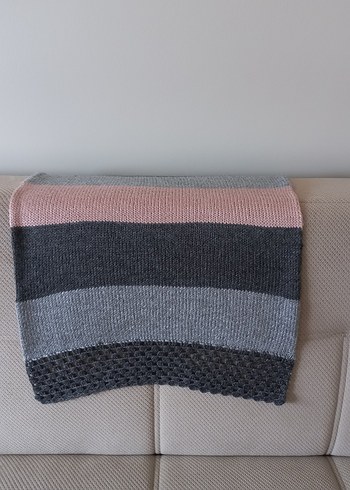 Gri ve Pembe Çizgili Triko Battaniye - Görsel 2