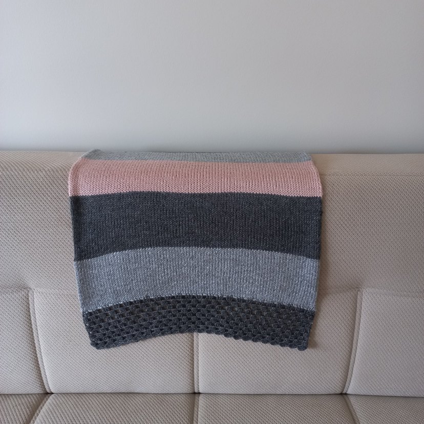 Gri ve Pembe Çizgili Triko Battaniye - Görsel 2