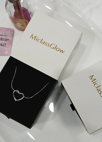 Altın Renkli Zincir Detaylı Minimalist Kalp Kolye - Görsel 3