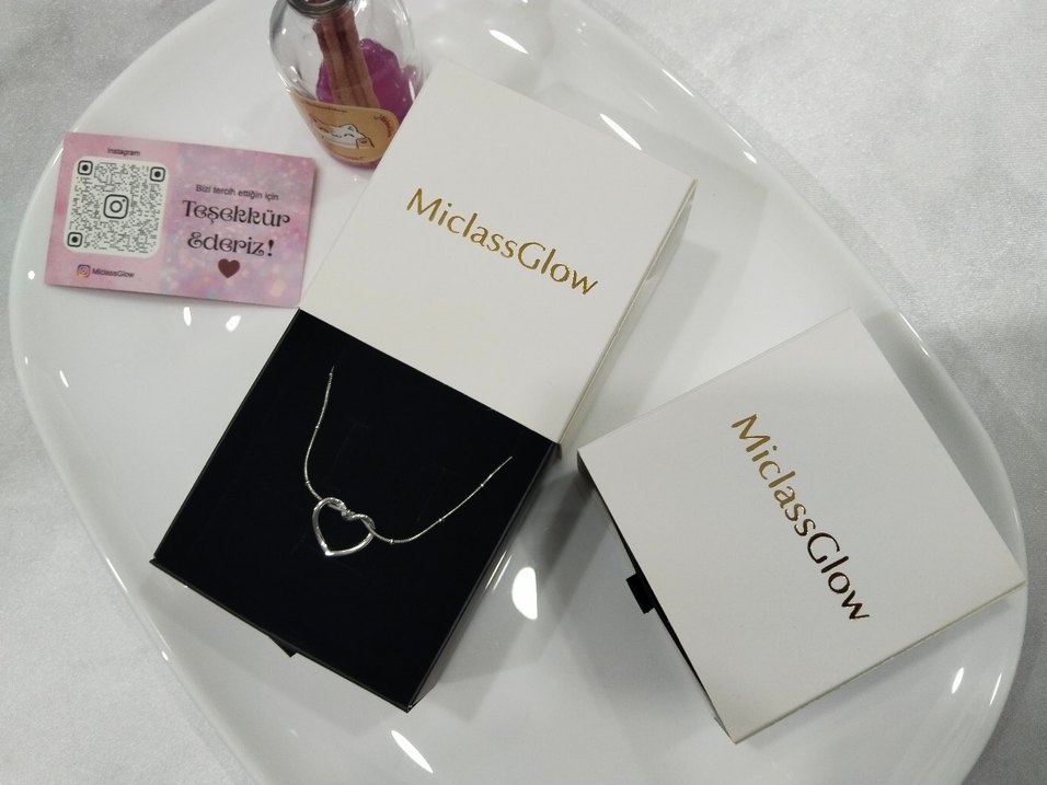 Altın Renkli Zincir Detaylı Minimalist Kalp Kolye - Görsel 3