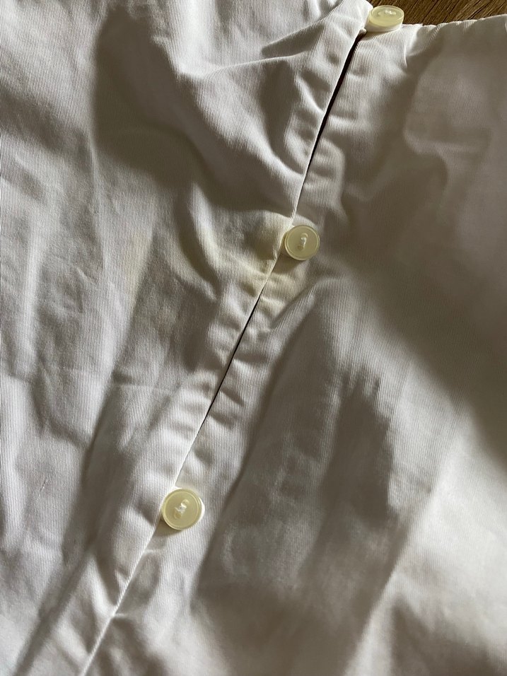 Beyaz Keten Volanlı V Yaka Kolsuz Bluz - Görsel 3