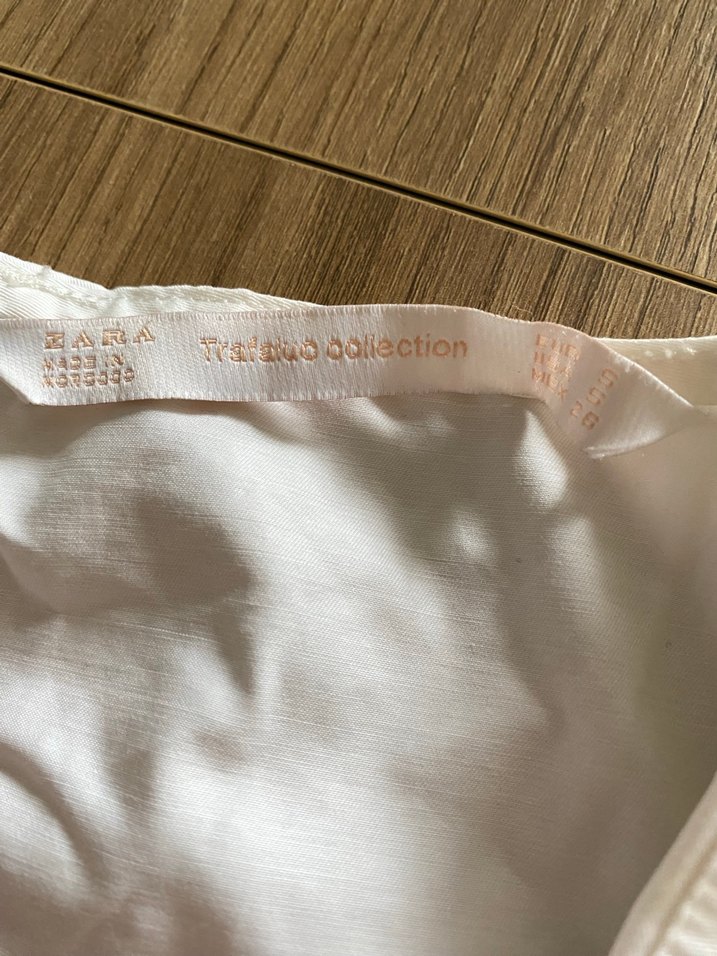 Beyaz Keten Volanlı V Yaka Kolsuz Bluz - Görsel 2