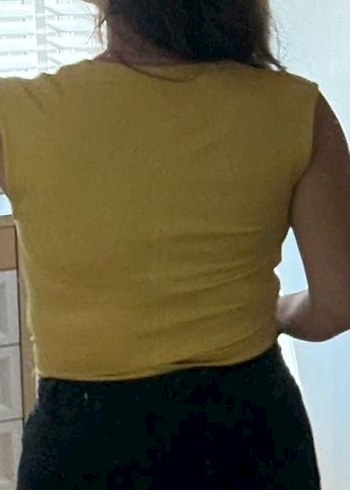 Sarı Drapeli V Yaka Kolsuz Bluz - Görsel 3