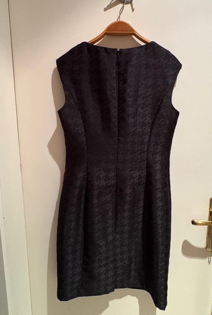 Siyah Kazayağı Desenli Midi Kolsuz Elbise - Görsel 5