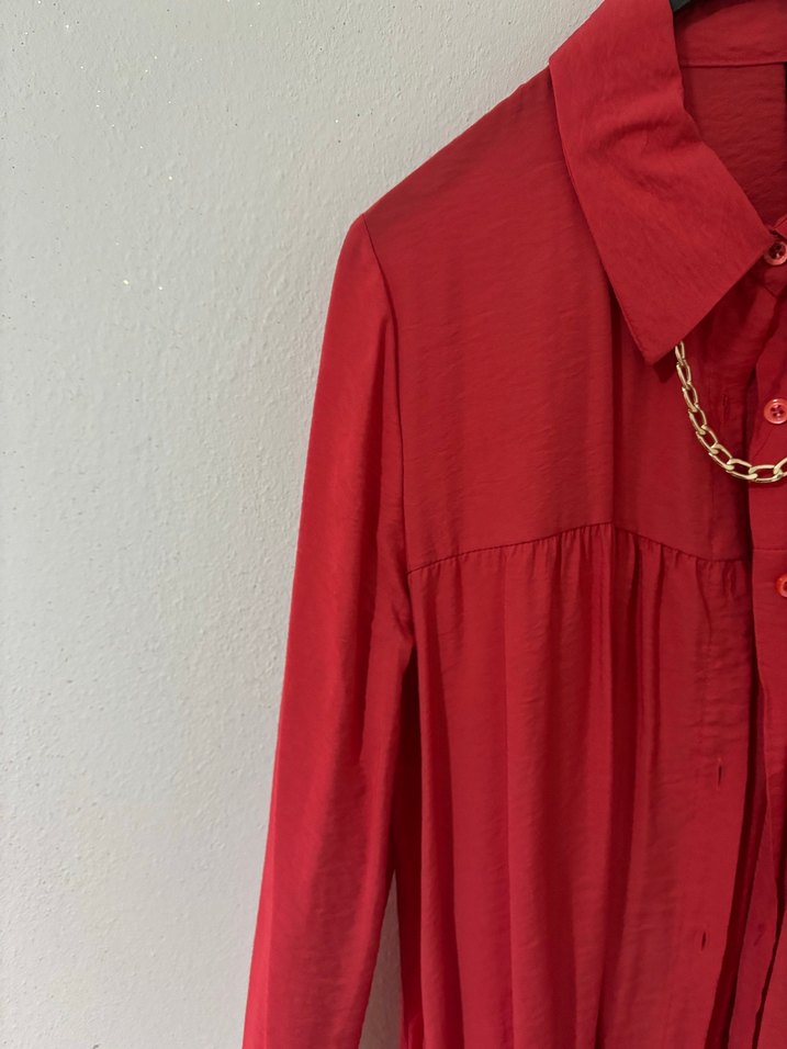 Zincir Detaylı Kırmızı Uzun Keten Gömlek - Görsel 3