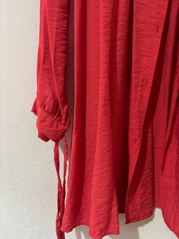 Zincir Detaylı Kırmızı Uzun Keten Gömlek - Görsel 4