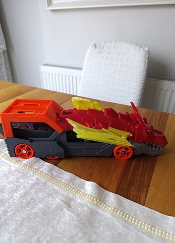 Hotwheels fırlatıcı ve taşıyıcı ejderha 
