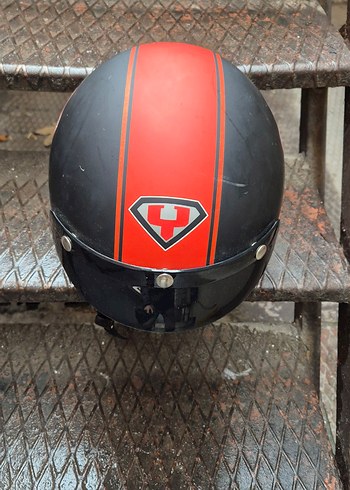 Kırmızı Baskılı Deri Motosiklet Kaskı - Görsel 2