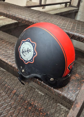 Kırmızı Baskılı Deri Motosiklet Kaskı - Görsel 3