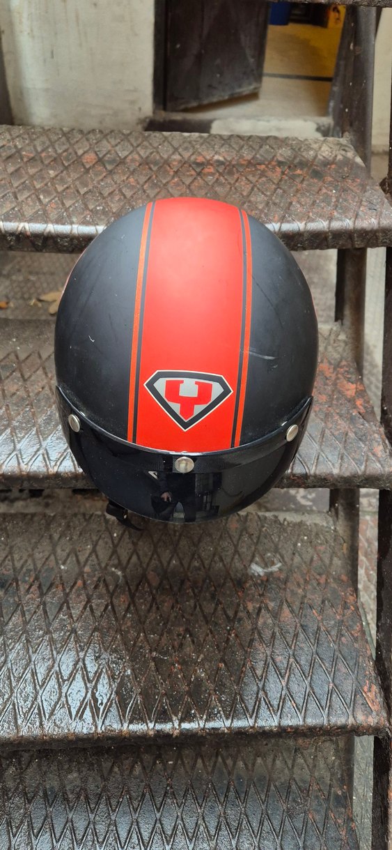 Kırmızı Baskılı Deri Motosiklet Kaskı - Görsel 2