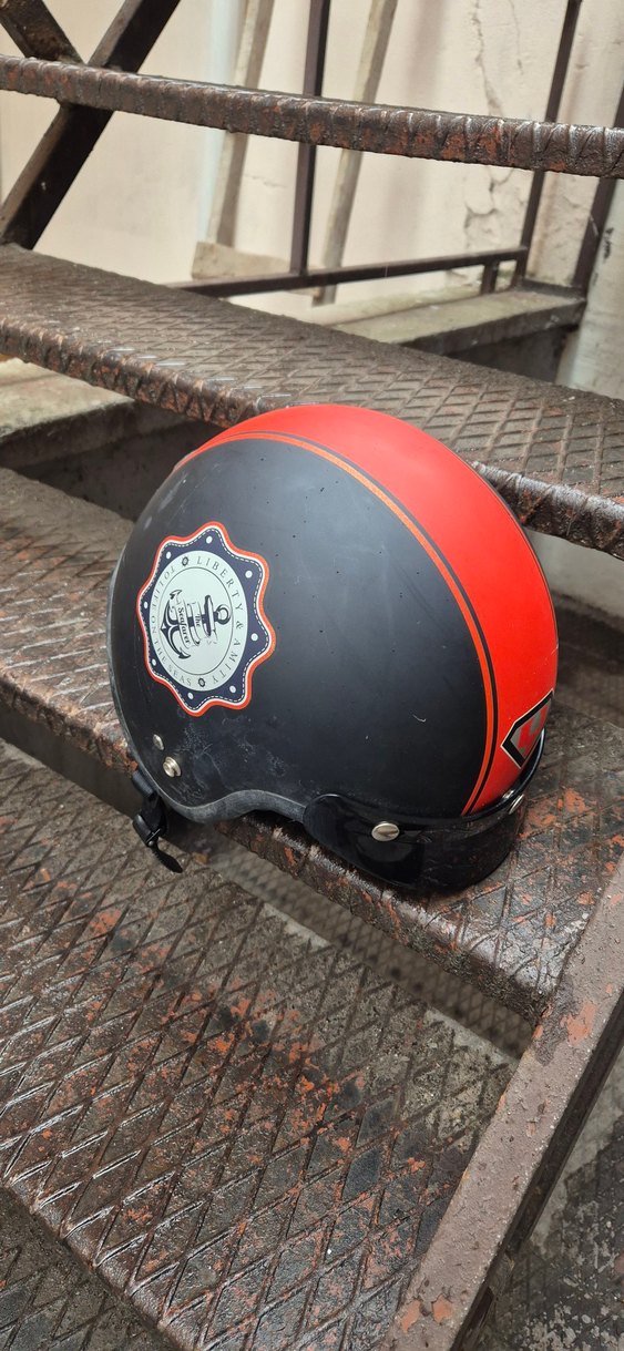 Kırmızı Baskılı Deri Motosiklet Kaskı - Görsel 3