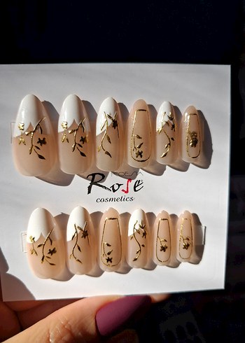 Beyaz ve Altın Detaylı Tırnak Süslemeleri - Görsel 3