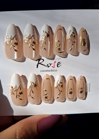 Beyaz ve Altın Detaylı Tırnak Süslemeleri - Görsel 2