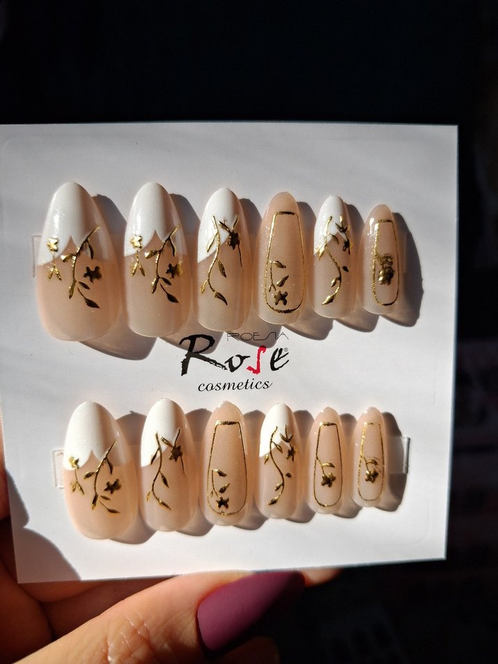 Beyaz ve Altın Detaylı Tırnak Süslemeleri - Görsel 3