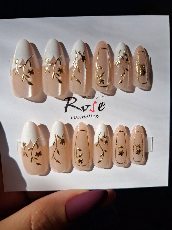 Beyaz ve Altın Detaylı Tırnak Süslemeleri - Görsel 2