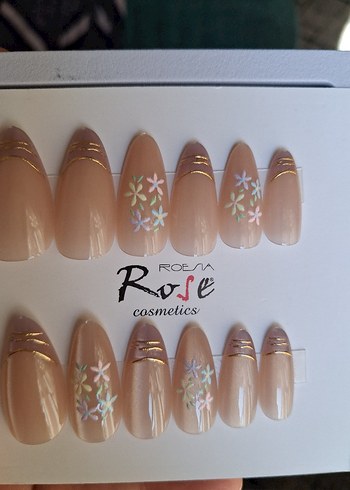 Bej Pastel Çiçekli Tırnak Süslemeleri - Görsel 3