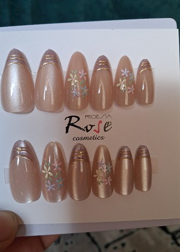 Bej Pastel Çiçekli Tırnak Süslemeleri - Görsel 2