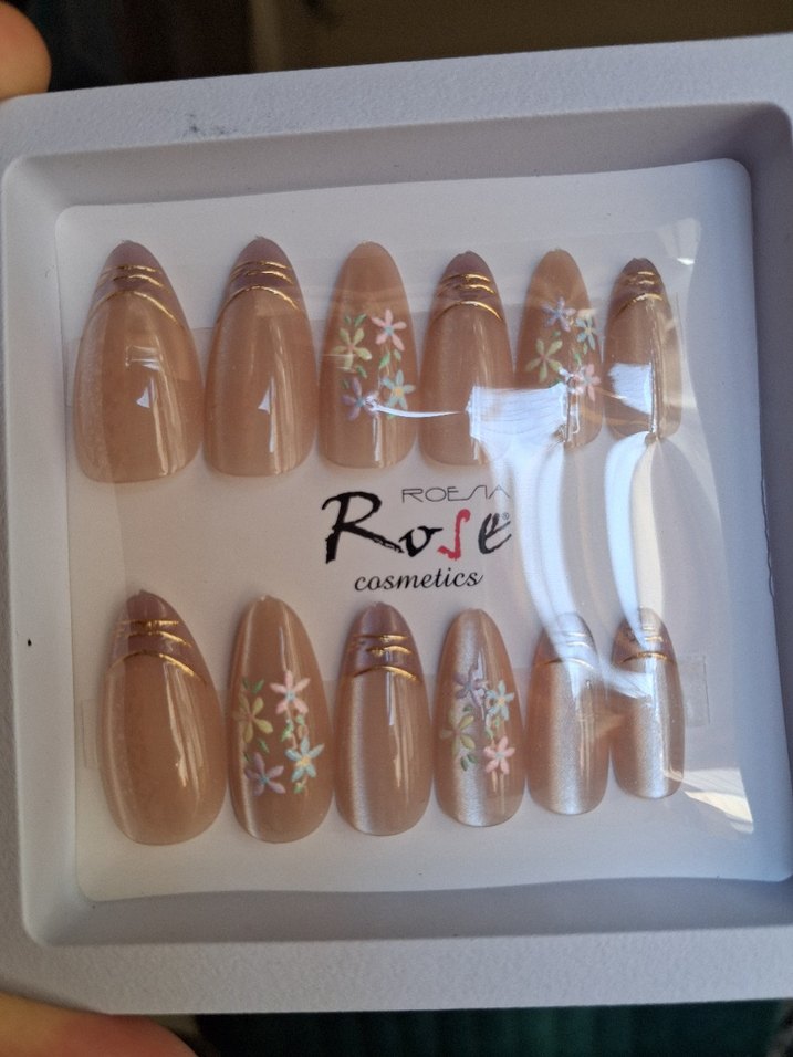 Bej Pastel Çiçekli Tırnak Süslemeleri - Görsel 4