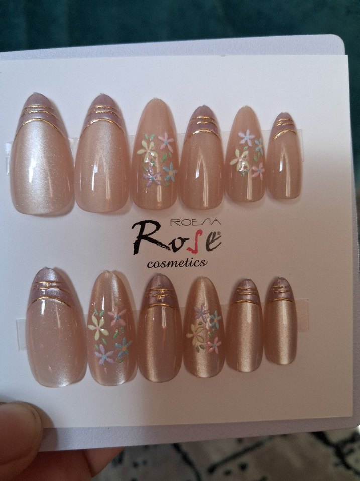 Bej Pastel Çiçekli Tırnak Süslemeleri - Görsel 2