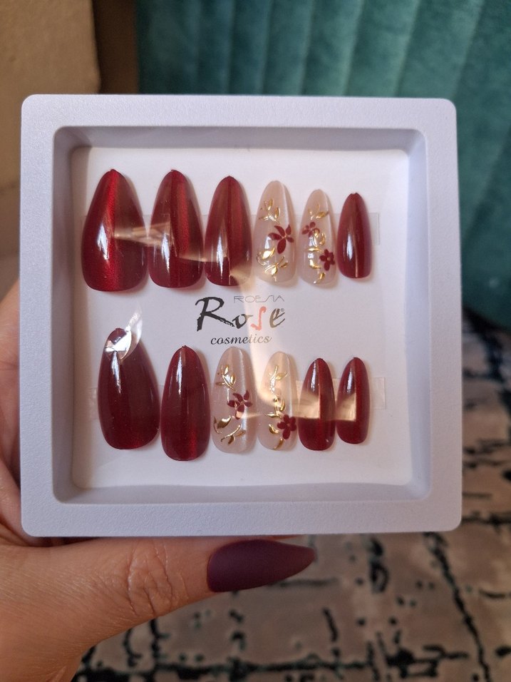 Koyu Kırmızı Çiçekli Tırnak Süslemeleri - Görsel 4