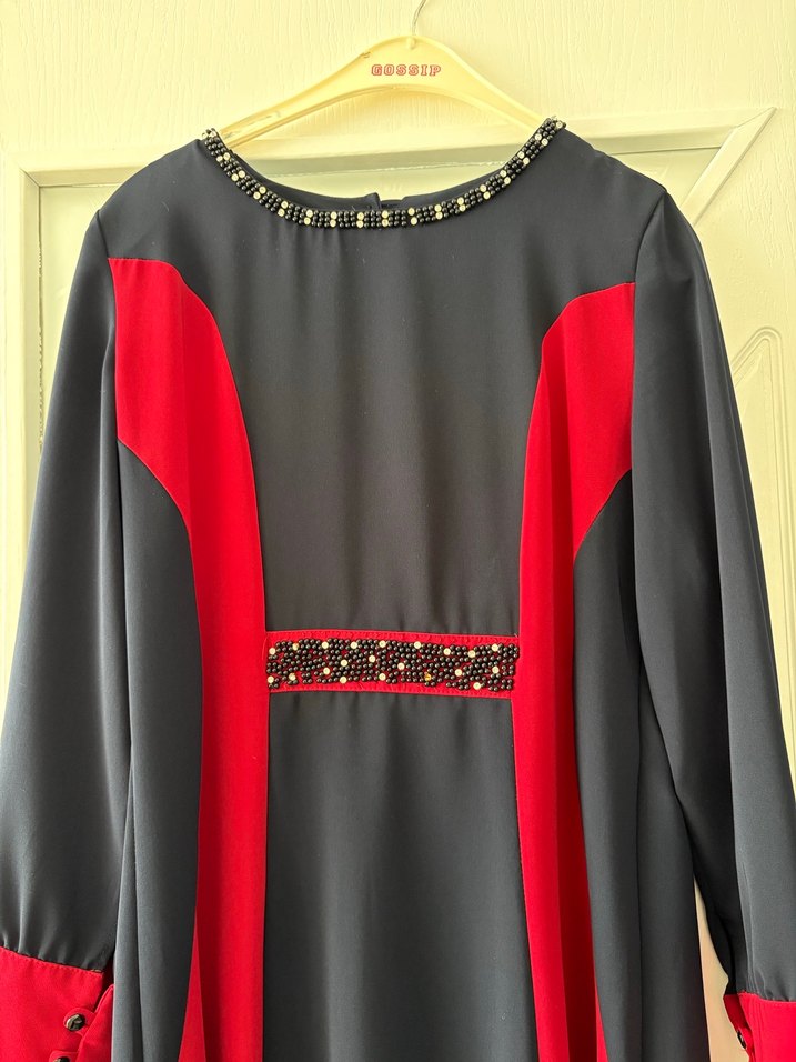 Uzun Kollu Bordo Siyah Zincir Detaylı Elbise - Görsel 2