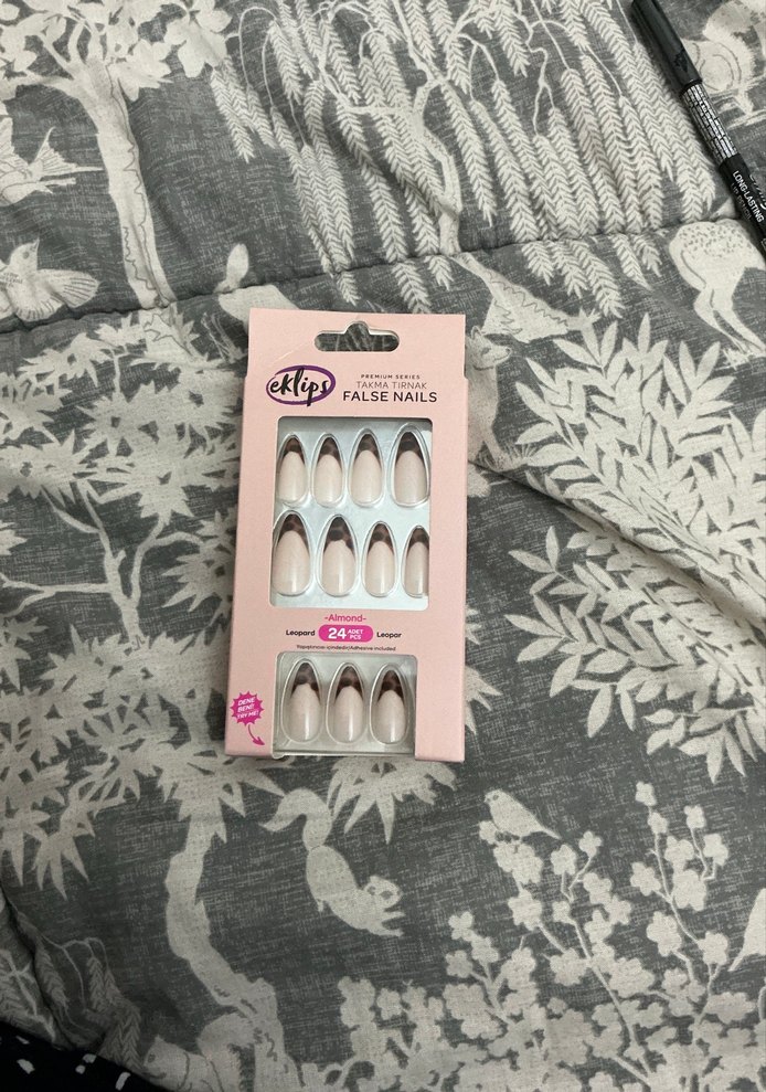 Emily 203 dudak kalemi ve leopar desenli takma tırnak - Görsel 2