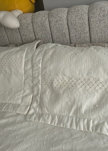 İşlemeli Beyaz Gri Yatak Örtüsü - Görsel 2