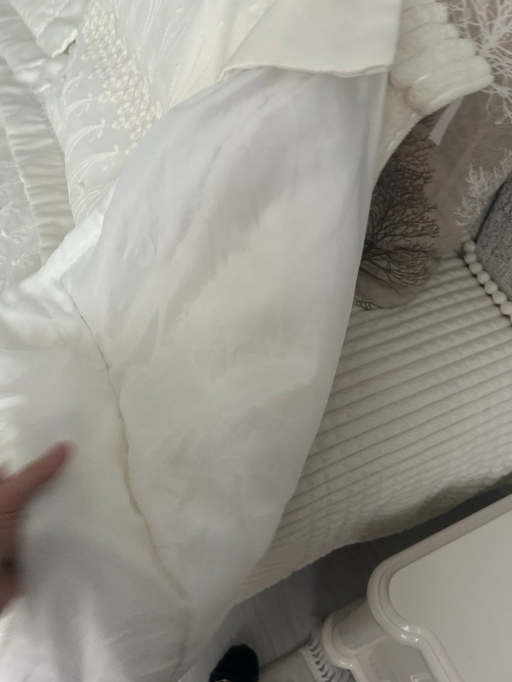 İşlemeli Beyaz Gri Yatak Örtüsü - Görsel 3