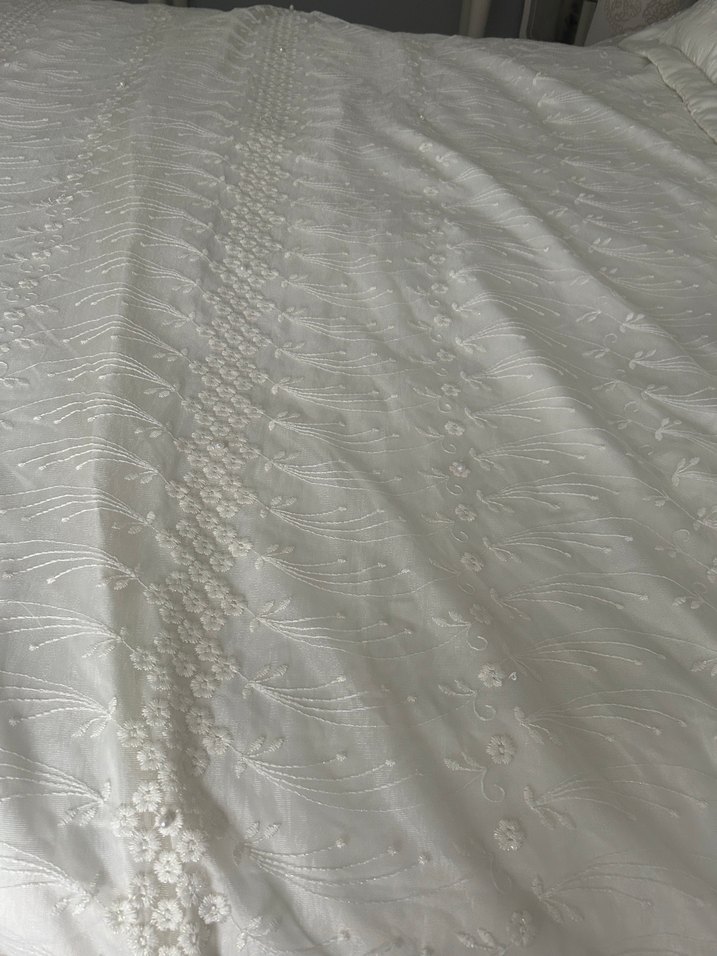İşlemeli Beyaz Gri Yatak Örtüsü - Görsel 4