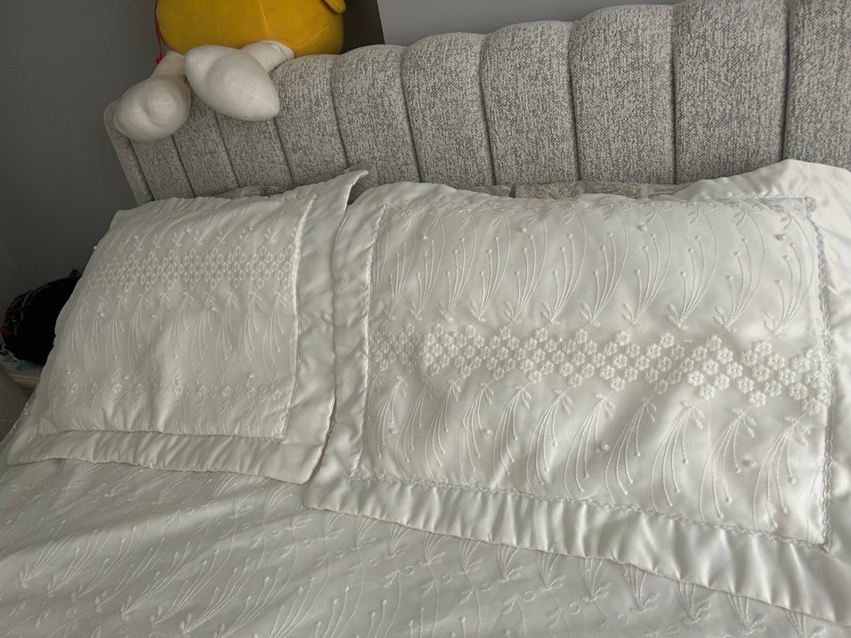 İşlemeli Beyaz Gri Yatak Örtüsü - Görsel 2