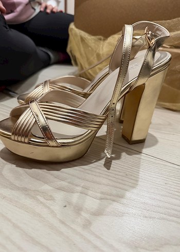 Altın Renkli Platform Topuklu Kadın Abiye Ayakkabı - Görsel 3