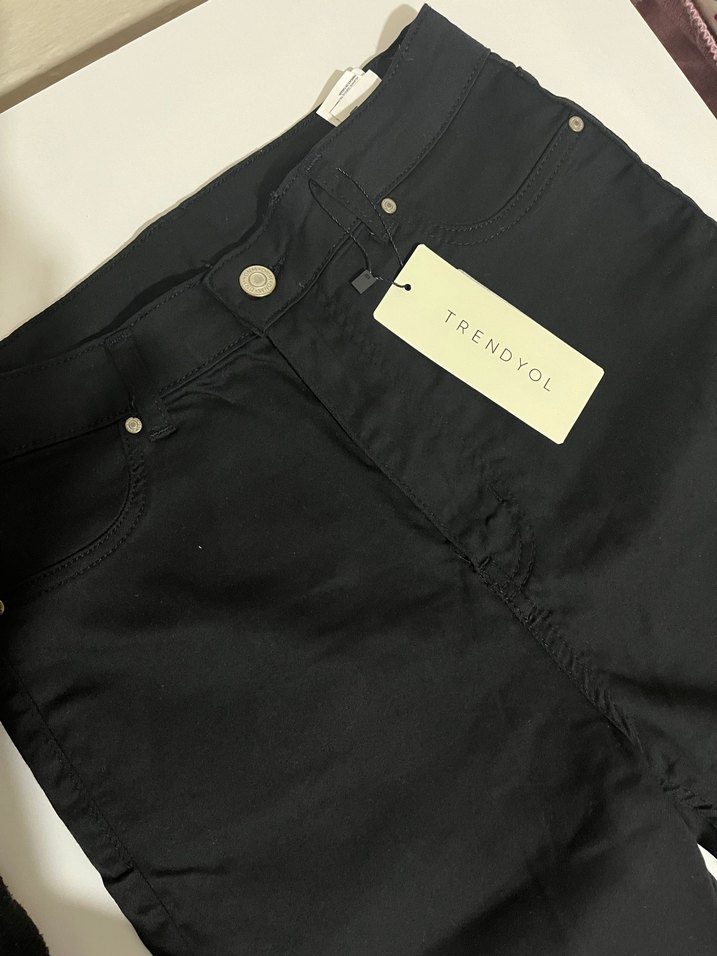Düğmeli Siyah Likralı Dar Paça Kadın Pantolon - Görsel 3