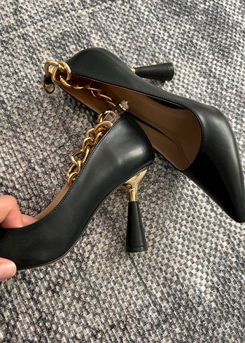 Siyah Deri Yılan Desenli Zincir Detaylı Stiletto - Görsel 4