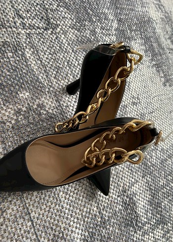 Siyah Deri Yılan Desenli Zincir Detaylı Stiletto - Görsel 3