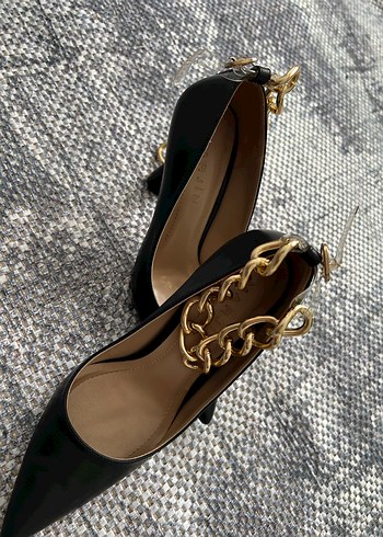 Siyah Deri Yılan Desenli Zincir Detaylı Stiletto - Görsel 2