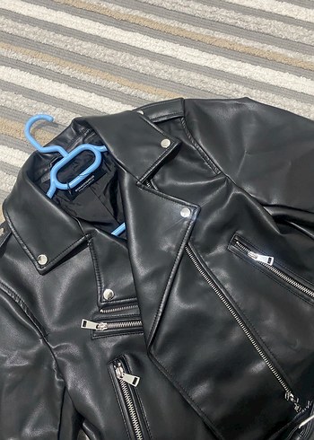 Stradivarius Kadın Siyah Deri Kemerli Biker Ceket - Görsel 3