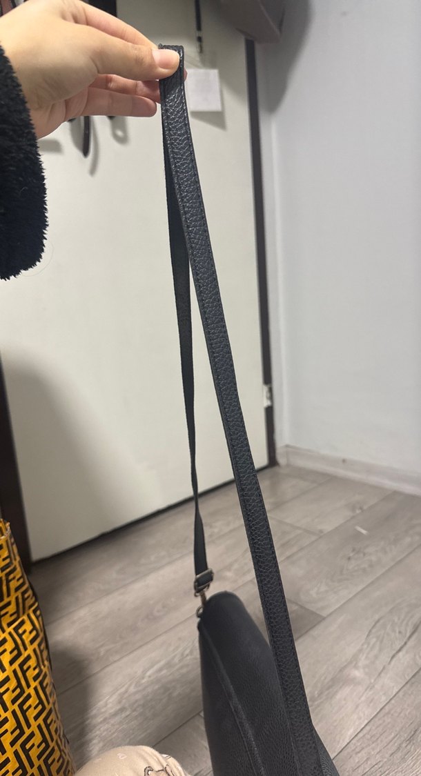 Siyah Deri Tokalı Kadın Çantası - Görsel 4