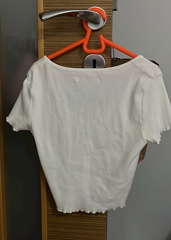 Beyaz V Yaka Kısa Kollu Crop Top - Görsel 3