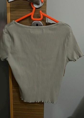 Gri V Yakalı Kısa Kollu Kadın Tişört - Görsel 3